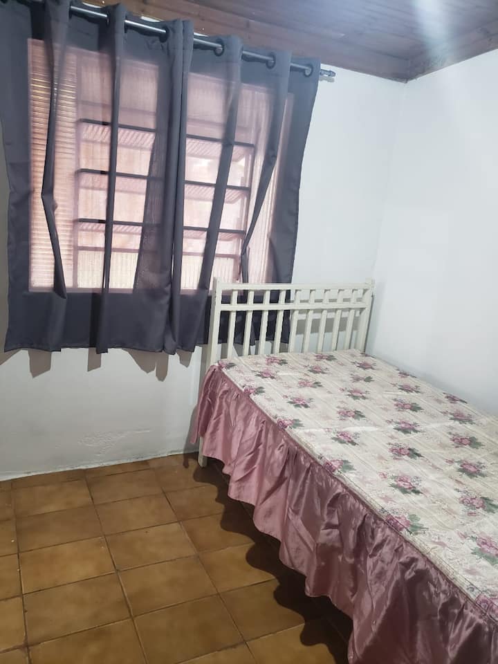 Tercer dormitorio con cama individual. También tiene ventilador.