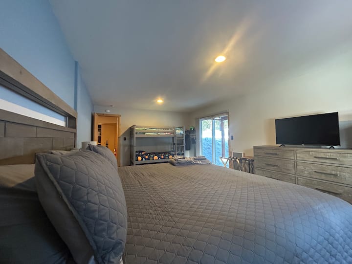 Голяма спалня на долния етаж; голямо двойно легло и двуетажно легло с въртележка