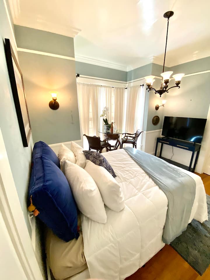 Acogedor dormitorio con cama queen tuft and needle, TV, armario y aire acondicionado 