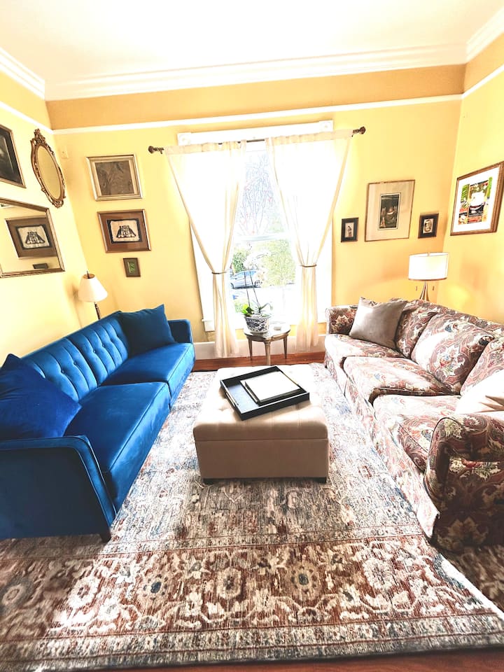 El sofá se convierte en una cama individual y hay una cama queen auto inflable 