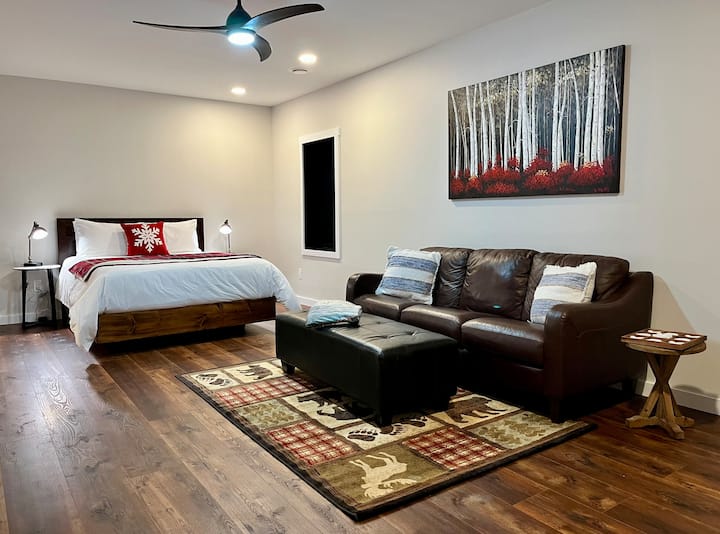 S stropovima od 3 metra, bračnim krevetom od masivnog drveta i kožnom sofom, ovaj prostrani podrumski apartman s spavaćom sobom savršen je izbor za one koji traže vlastiti prostor. Ima dovoljno osvjetljenja kako bi se doimao prozračnim.  Prisutan je veliki izlazni prozor s ljestvama.