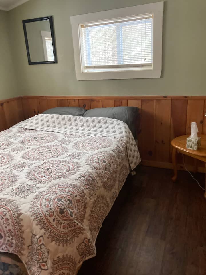 Dhoma e gjumit ka një krevat dopio "queen", komo dhe dollap që nuk shfaqen.