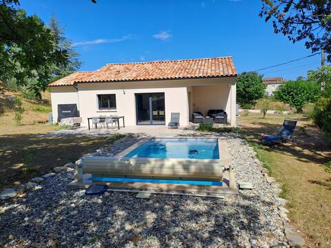 Family home with swimming pool and garden (PMR).