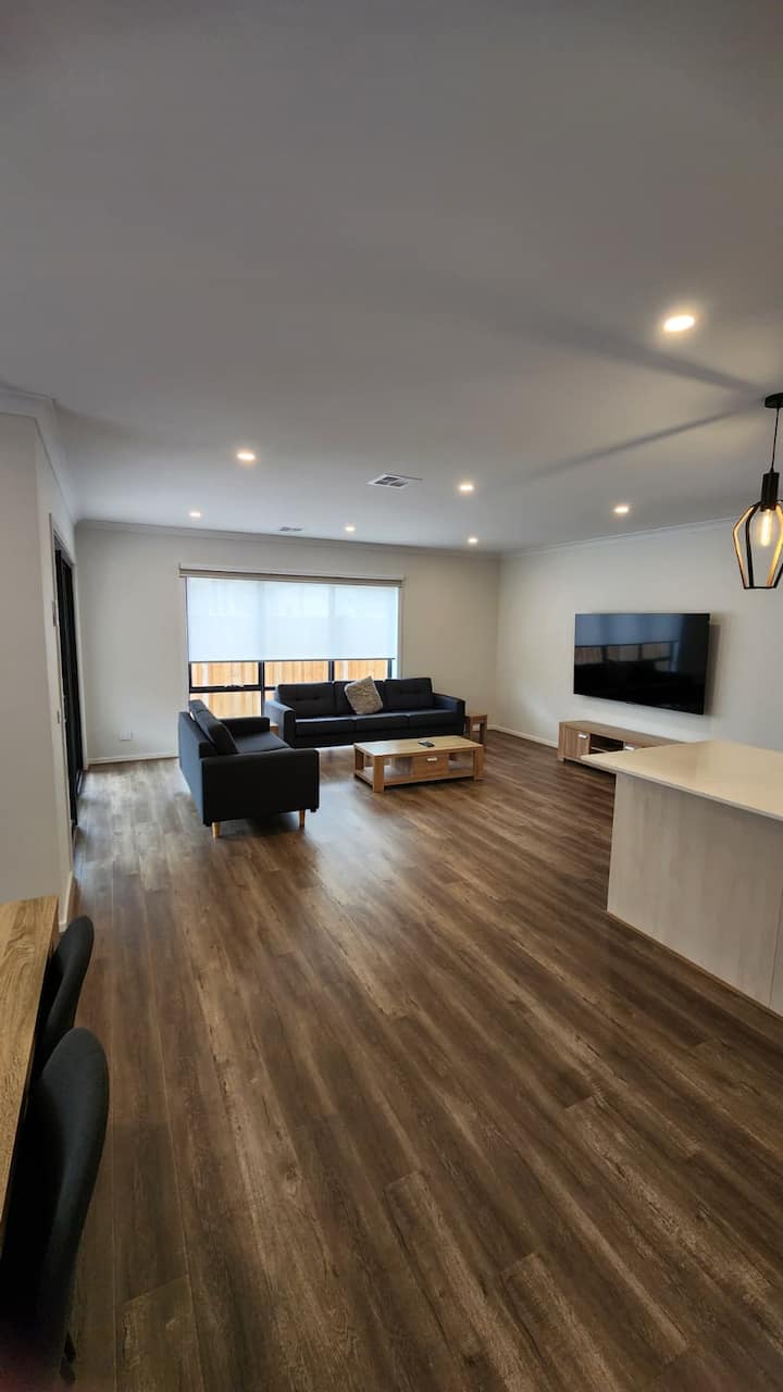 Modern Spacious Home Wyndham - Werribee
