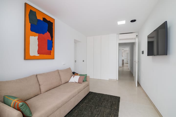 Soba s izlazom na terasu, bazen. Dvokrevetna sofa 160 × 200 cm. 