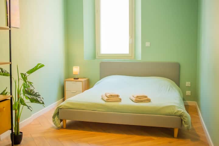 Descanso garantizado en esta habitación luminosa de estilo depurado. ¡Ropa de cama acogedora Queen Size (160 x 200 cm) y toallas ya listas solo para usted! ¿Alguna pregunta? ¡Escríbanos, le responderemos con mucho gusto!