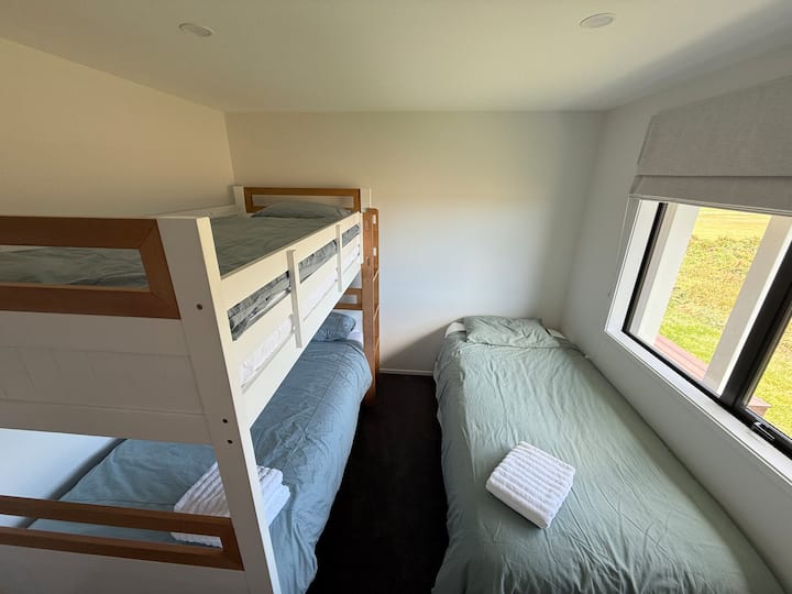 Jednolôžkové postele s manželskou posteľou King a jedna manželská posteľ