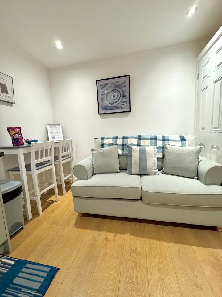 Modern Town Centre Flat With Private Parking - 卓特咸學院