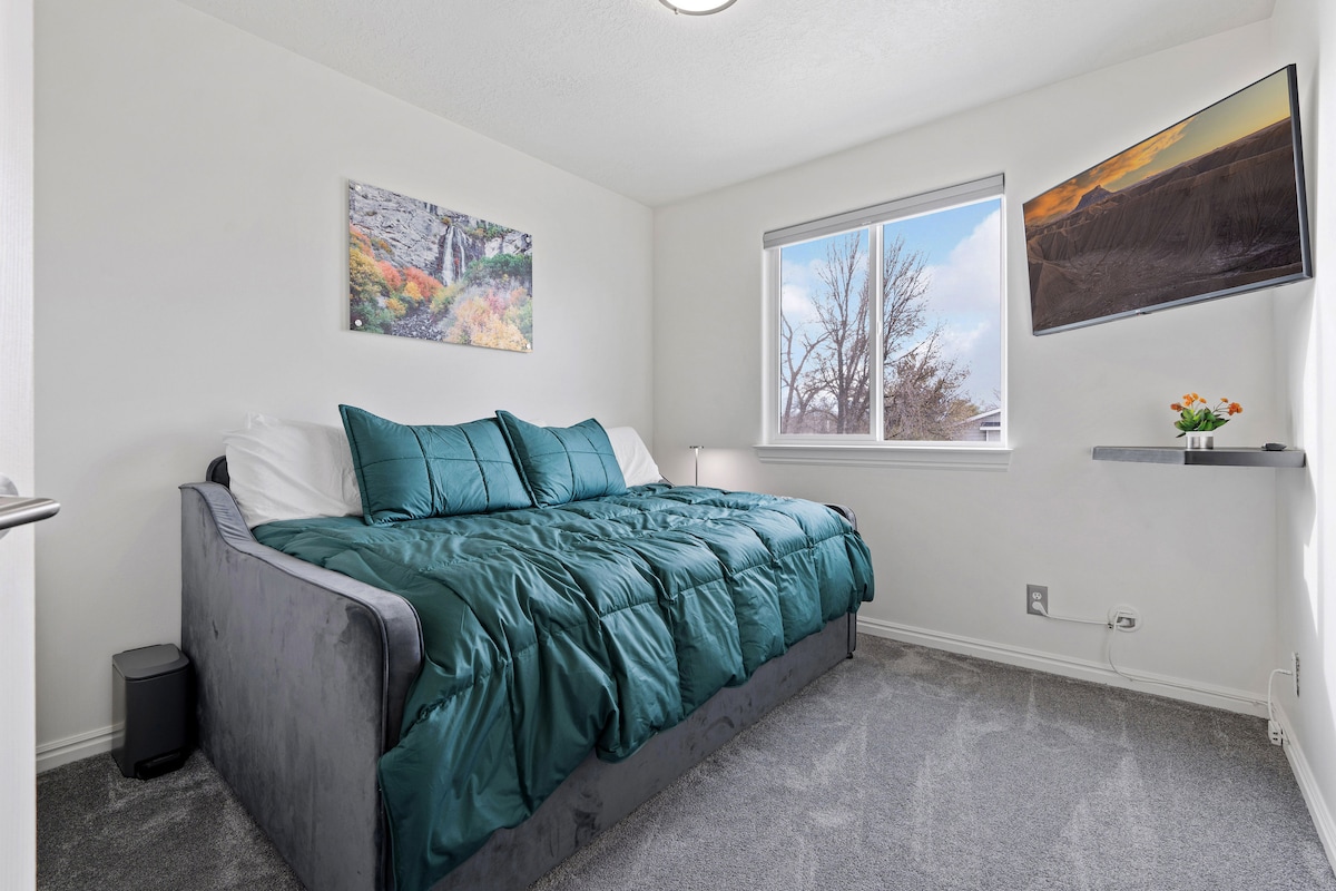 Udobna spavaća soba s krevetom pune veličine i luksuznom posteljinom. Smart TV. 