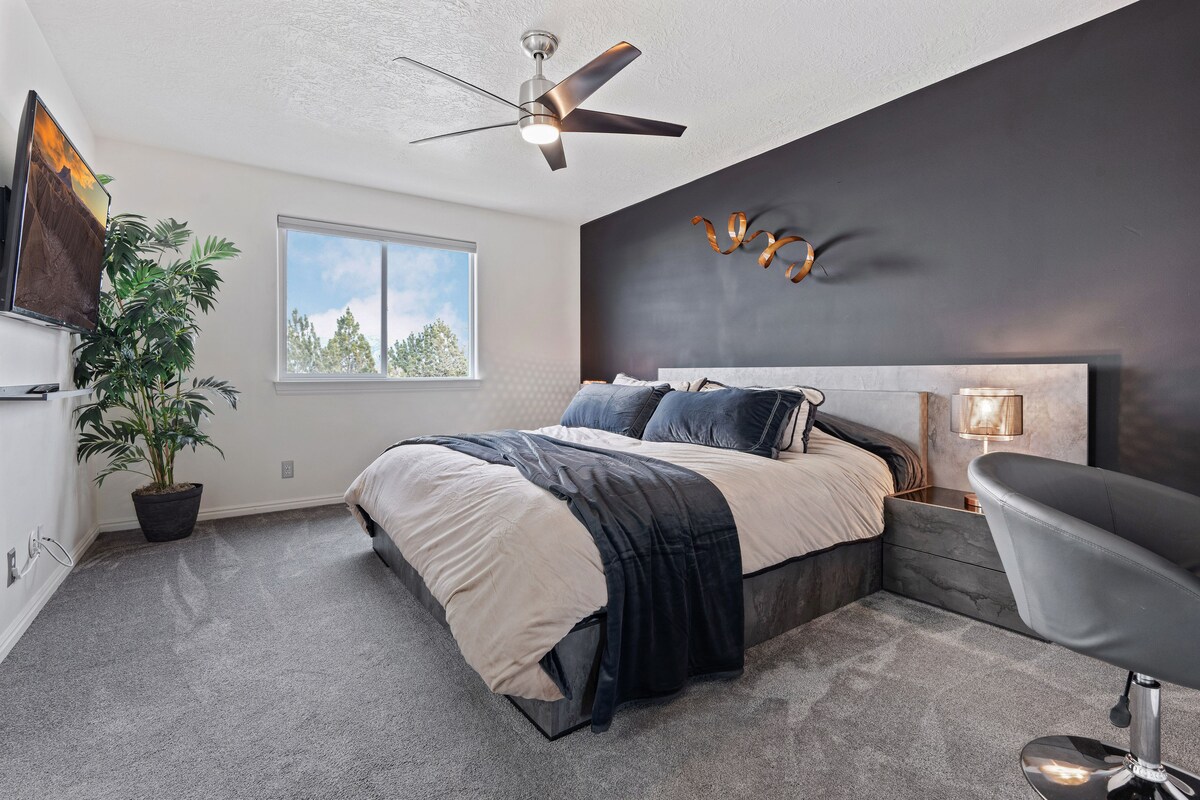 Apartman s velikim bračnim krevetom i zamračenim prostorom.