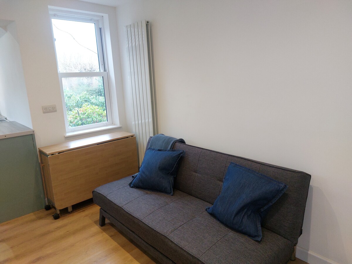 Top Airbnb: One bed flat attached to family home, Birmingham in Wythall