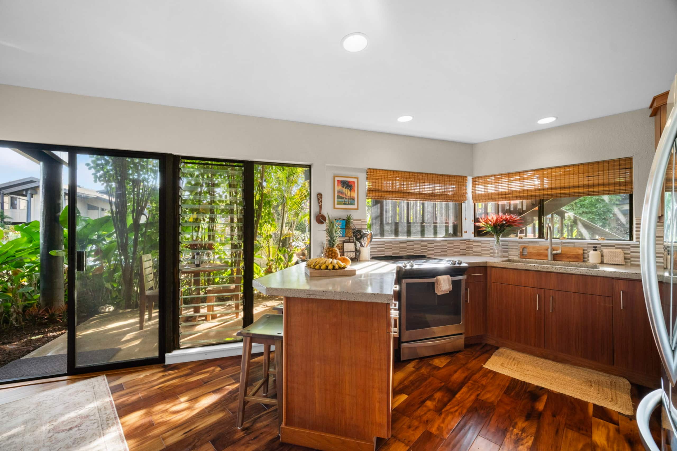 5* Reviews! Spacious Tropical Retreat + Pool + AC - Photo 8