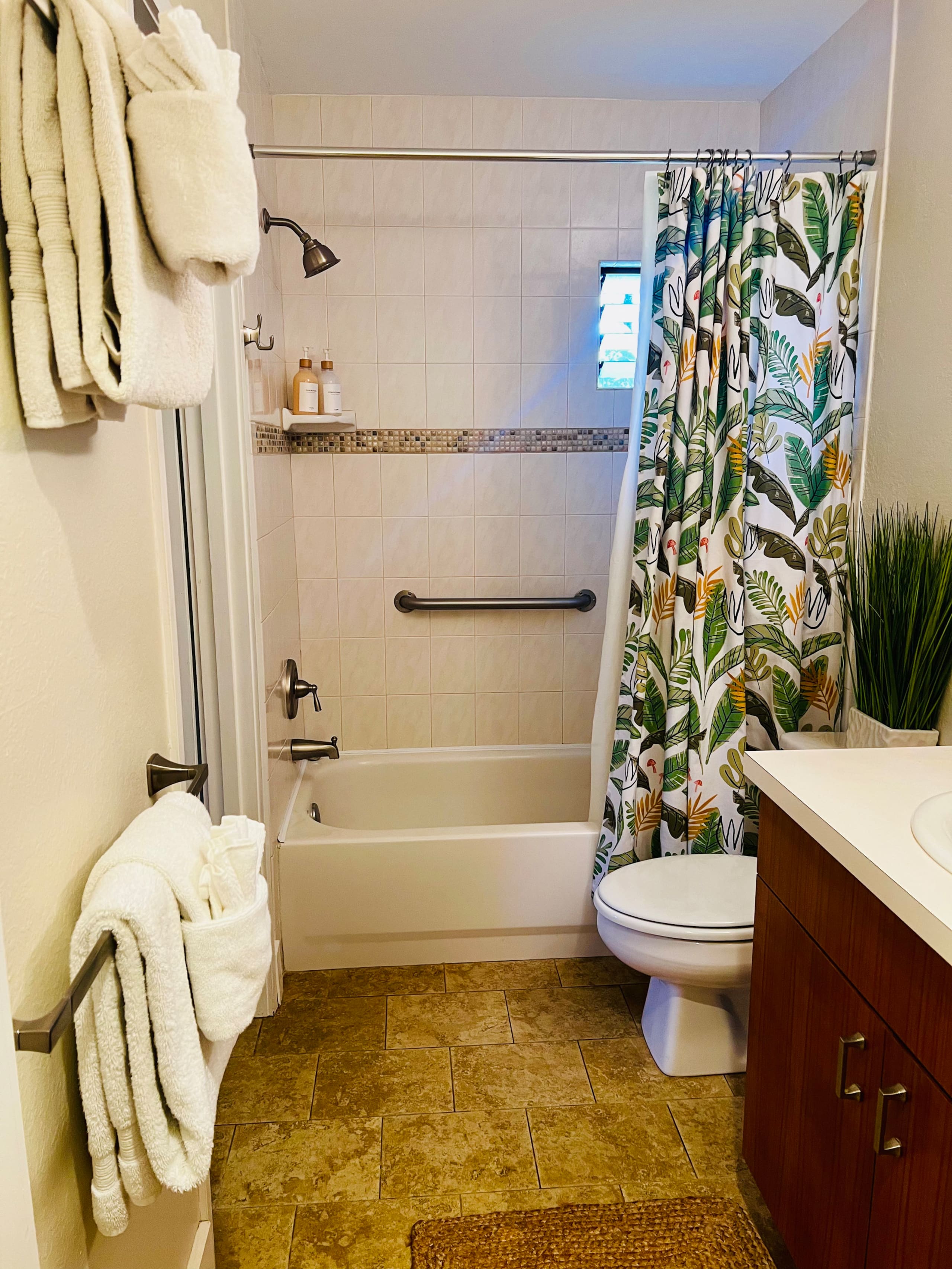 5* Reviews! Spacious Tropical Retreat + Pool + AC - Photo 45