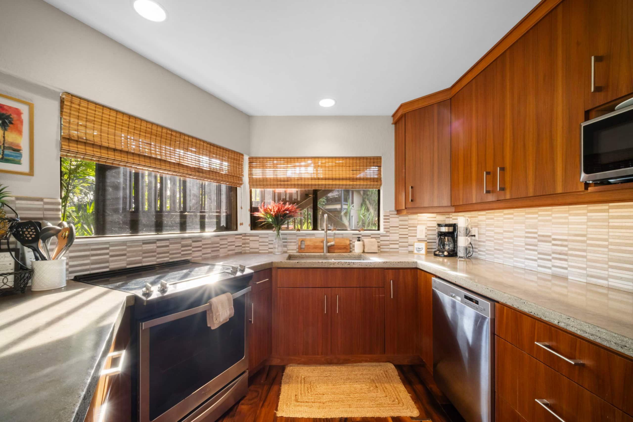 5* Reviews! Spacious Tropical Retreat + Pool + AC - Photo 13