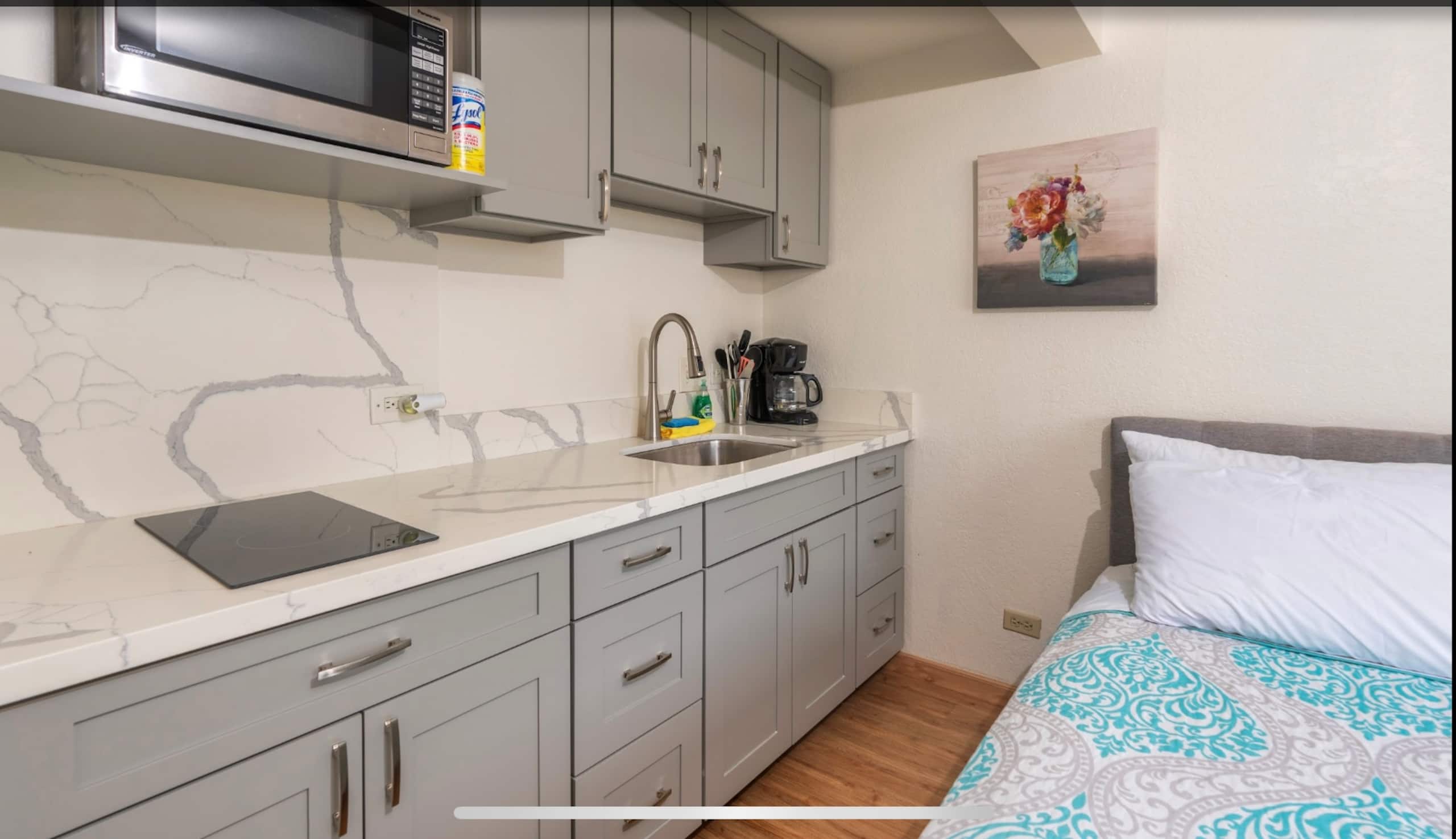 Aloha Joy Cozy kitchen Studio - Image 9