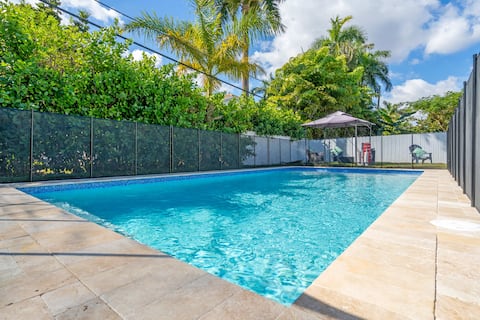 Casa Haven: 5 BDR 3 BTH, Pool, 6 miles to beach