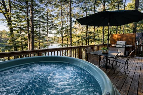 Bear’s Den ~ Hot Tub, Kayaks, Skiing, Pet & Trails