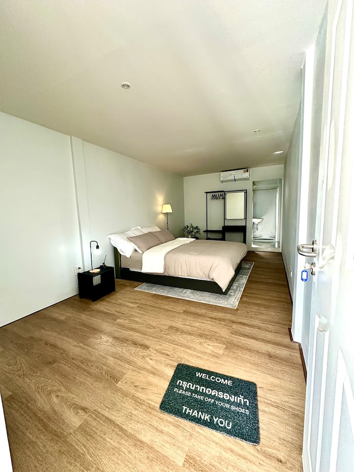 Искусете мирен ноќен сон на брачен кревет украсен со мека памучна постелнина, обезбедувајќи максимална удобност за време на престојот.