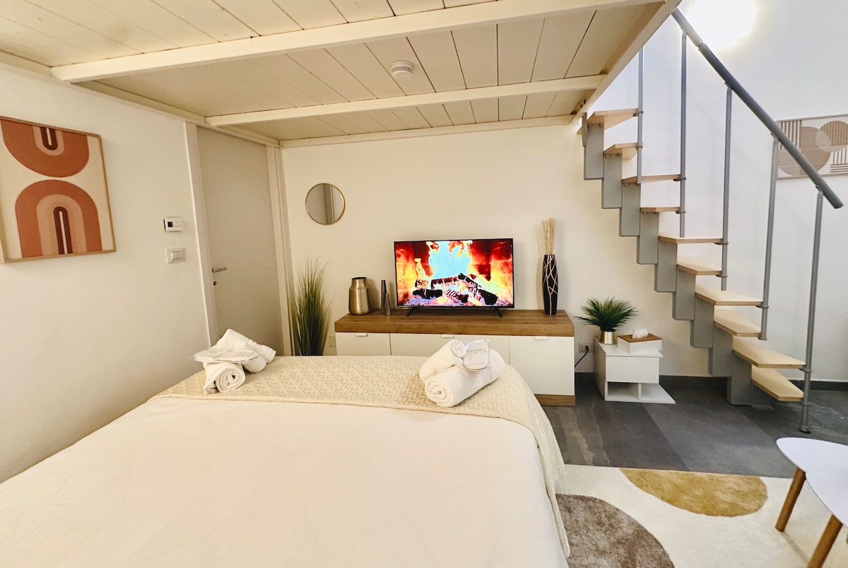 Bračni krevet (180 × 200 cm) vrlo je udoban zahvaljujući madracu debljine preko 20 cm i četiri jastuka, od kojih su dva od memorijske pjene, a druga dva obični, kako bi se prilagodio različitim željama gostiju. Opremljen pametnim televizorom, pokrivenost svjetlom veća od 90 %.