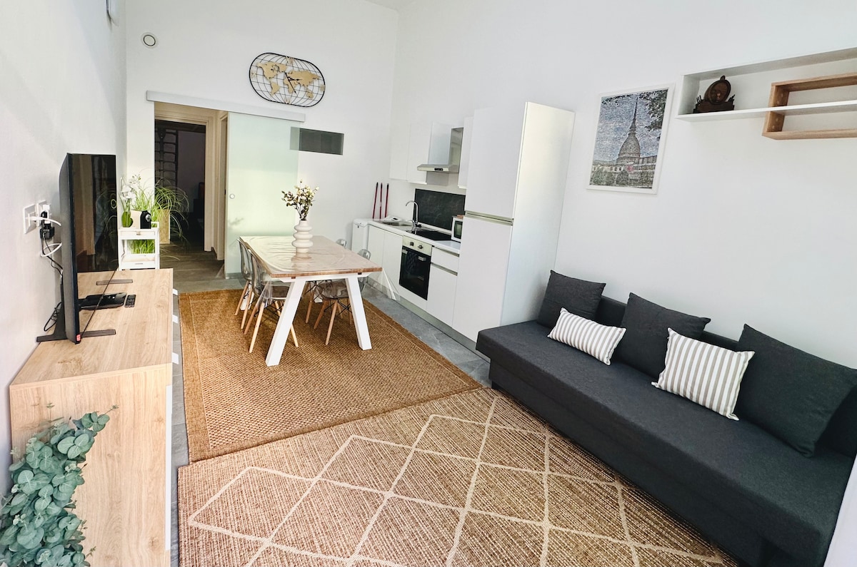 Veliki dnevni boravak nudi mogućnost pretvaranja kauča u krevet, jamčeći gostima određenu privatnost u odnosu na drugi prostor.
Važno je imati na umu da postoji krovni prozor bez poklopca, pa ujutro može ući prilično jaka svjetlost.