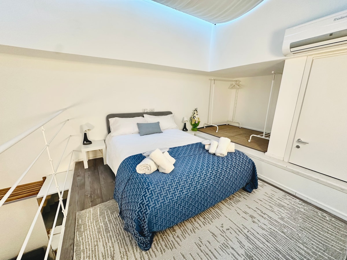 Ova druga soba nalazi se u potkrovlju i opremljena je francuskim krevetom (140 × 200 cm), madracem i nadmadracem. Veliki krovni prozor omogućuje prirodno osvjetljenje, a opremljen je pokrovom koji smanjuje ulaz vanjskog svjetla do 80 %.