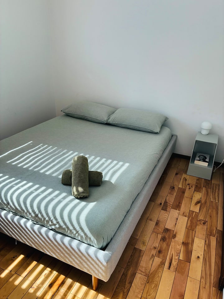Chambre secondaire (niveau du bas) pouvant accueillir 2 personnes.
Un lit Queen.