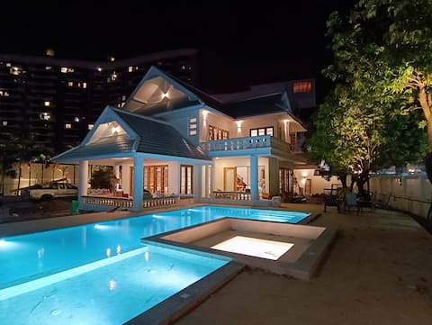 Near the ancient city, walking distance to the night market, 6 bedrooms, 7 bathrooms, luxury pool, g