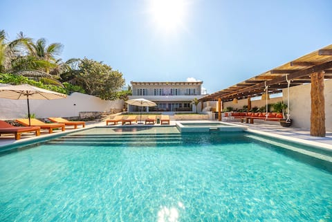 Successful Airbnb property: Epic Oceanfront 6BR Villa | Infinity Pool+Hot Tub in Isla Mujeres