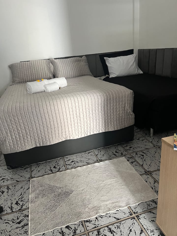 1 cama doble y 1 cama individual, aire acondicionado, etc. Samsung de 50 pulgadas con Netflix. 