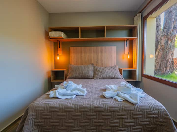 ️ Dormitorio con ambiente cálido y relajante, perfecto para descansar rodeado de la tranquilidad de la montaña
