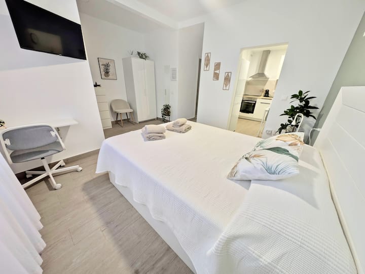 Izba je oddelená od kuchyne a kúpeľne.