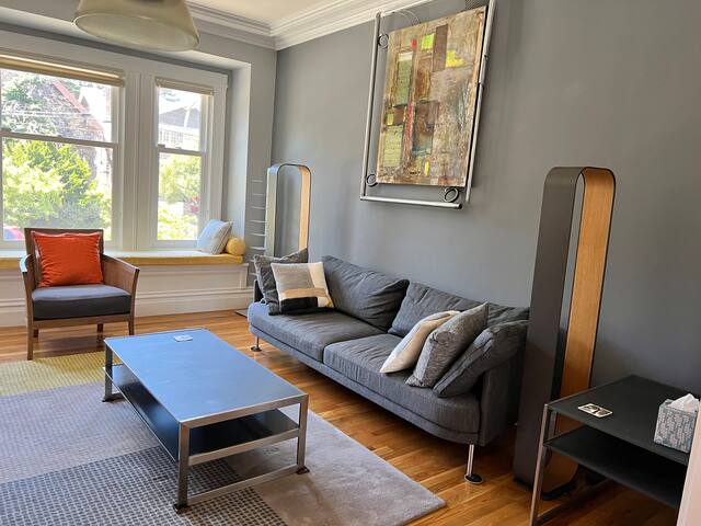 Prime location, Bright and Airy 4Br/3.5 bath home gallery image 2