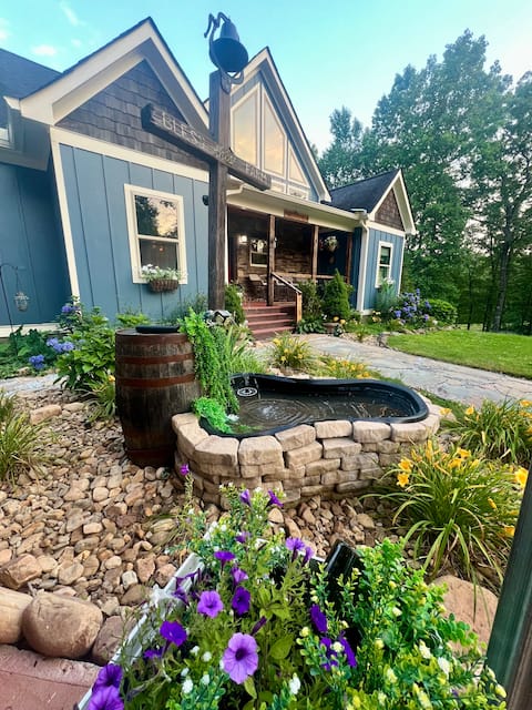 Delta B Lodge- a rustic retreat on 10 acres