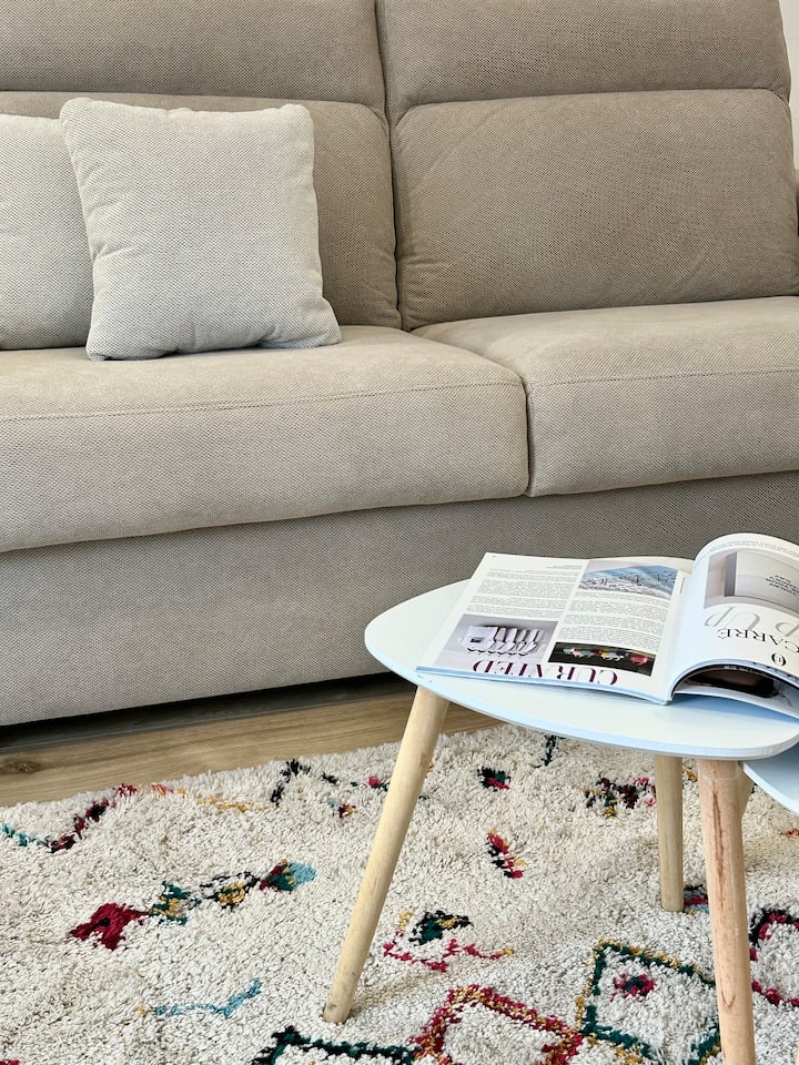 الحد الأدنى من الديكور: سجادة بربرية، مجلات - مساحة مريحة.