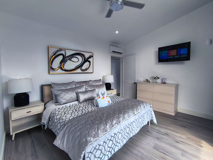 Dormitorio 1: cama tamaño king, baño privado, TV inteligente y aire acondicionado.