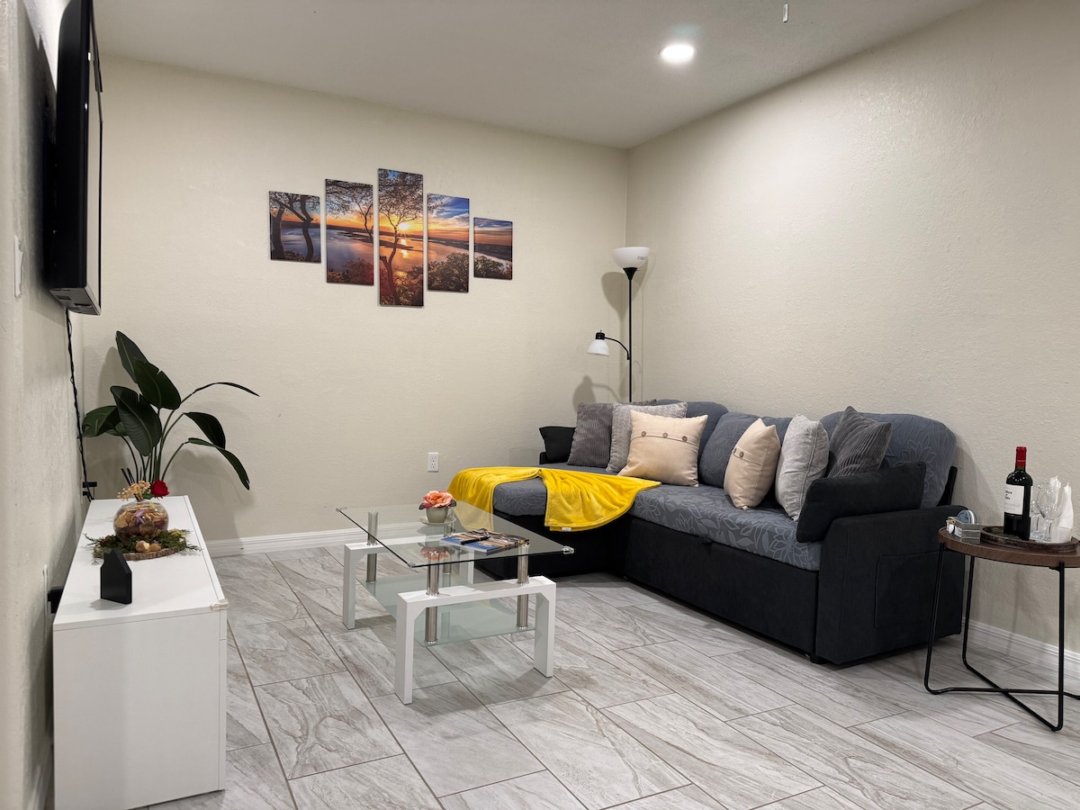 Top Airbnb: Spacious King Bed Apt • W/D • Fort Myers & RSW in Lehigh Acres