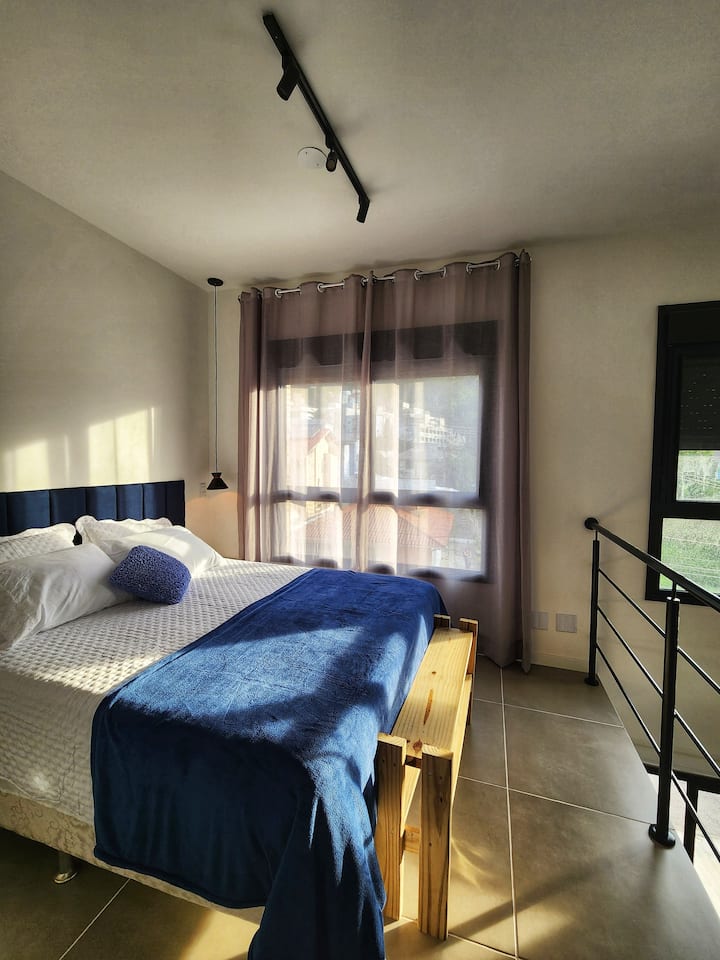 Kamer met box Queen bed, airco, ruim kluisje.