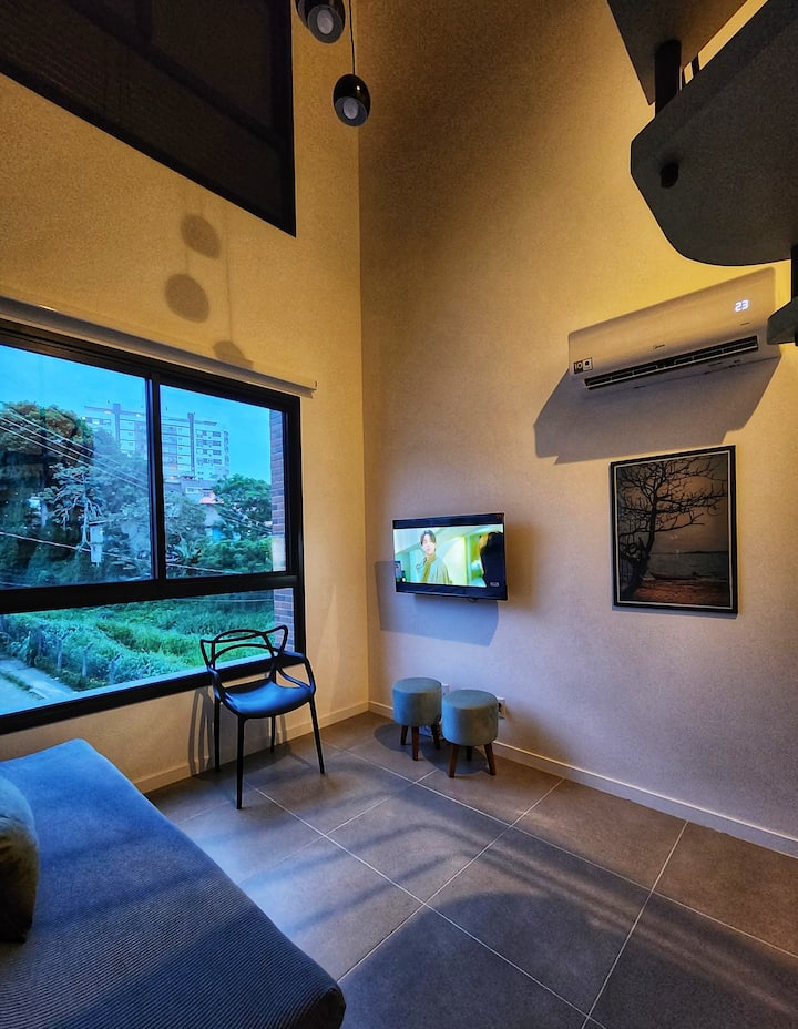 Kamer met tv 42inch, airco, wifi, slaapbank