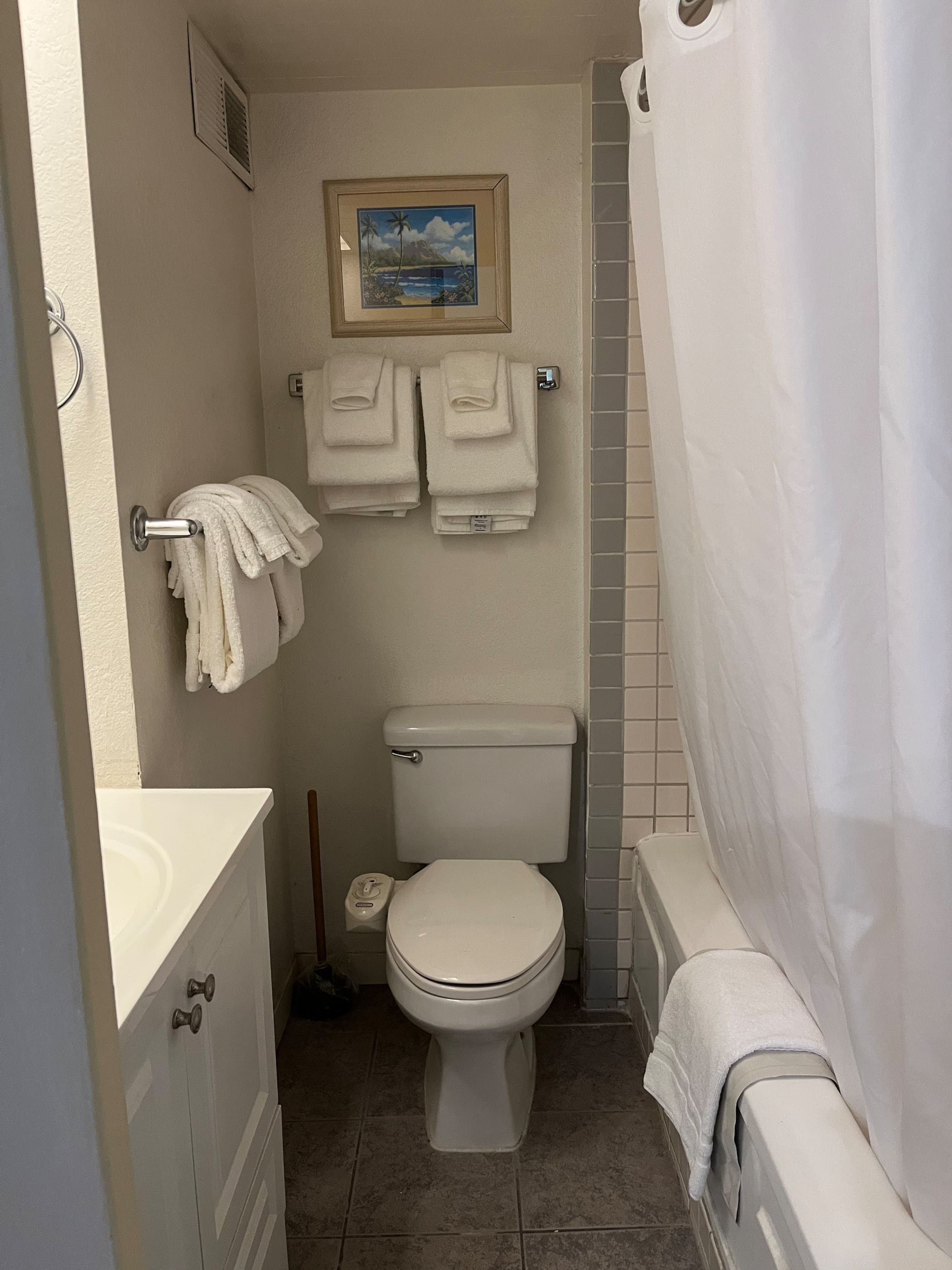 Cozy Studio at Imperial Waikiki – 1 Block to Beach - Image 12