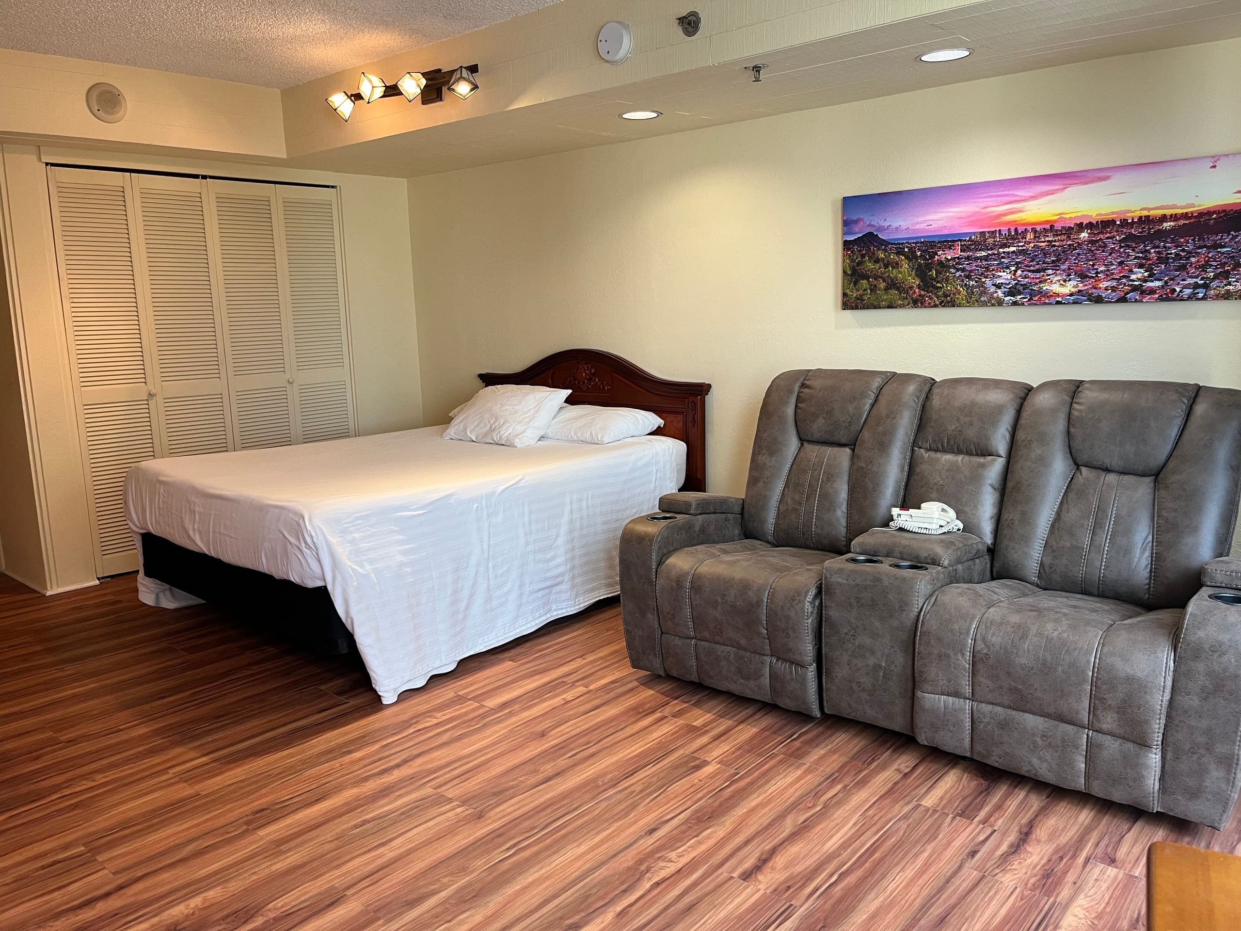 Cozy Studio at Imperial Waikiki – 1 Block to Beach - Image 9