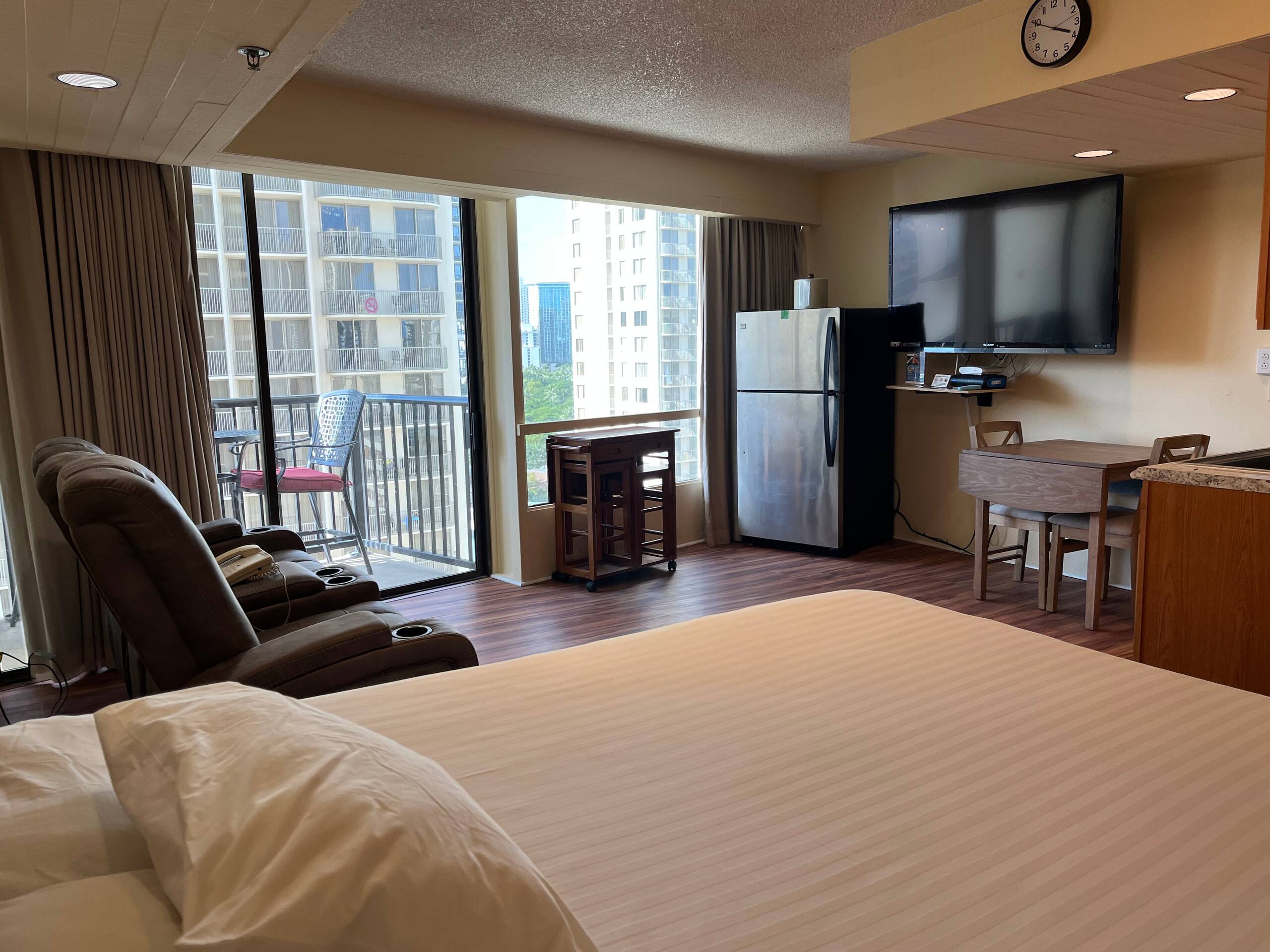 Cozy Studio at Imperial Waikiki – 1 Block to Beach - Image 1
