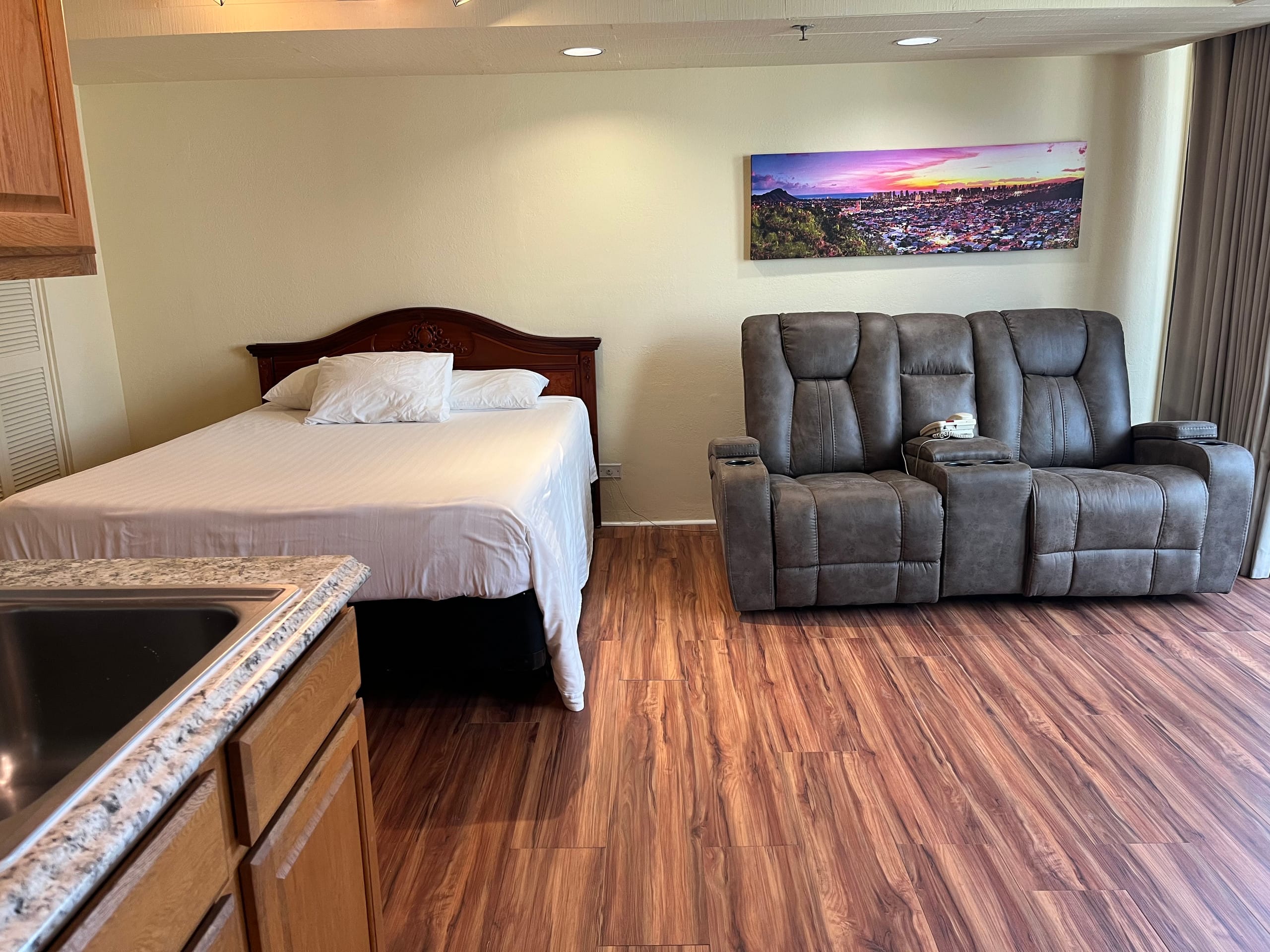 Cozy Studio at Imperial Waikiki – 1 Block to Beach - Image 4