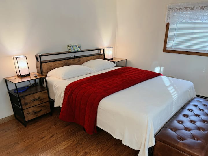 מיטת קווין סייז עם ראש מיטה ועמדת טעינה