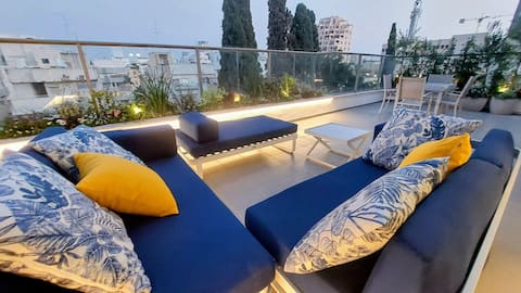 Boutique Penthouse with Safe room | Garden +Garage