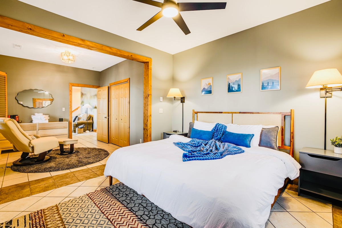 בחדר השינה היפה, המרווח והנוח הזה יש מיטת קינג סייז וכיסא עיסוי