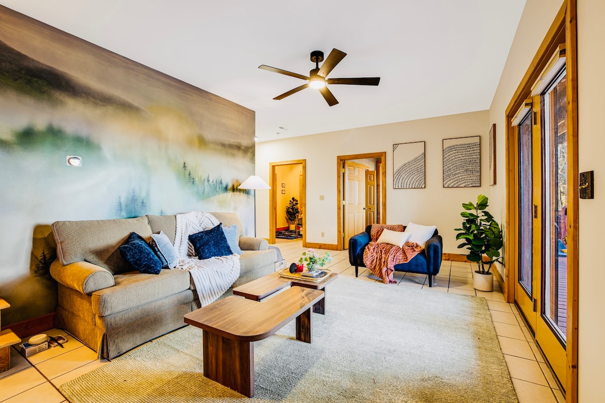 מעוצב בקפידה עם קיר יפה שמשקף את ההרים שבהם תהיו. 