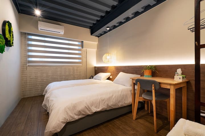 Diseño de dormitorio cómodo y minimalista con iluminación cálida y muebles de madera para un espacio de descanso relajante.