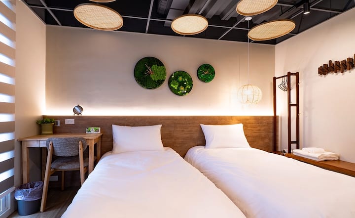 La habitación doble fresca y luminosa, decorada con un estilo natural con una iluminación suave, crea un espacio de descanso cómodo y curativo.