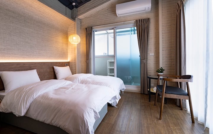 Espacio de dormitorio luminoso y acogedor con iluminación suave y diseño minimalista, creando un ambiente acogedor y relajante de descanso.