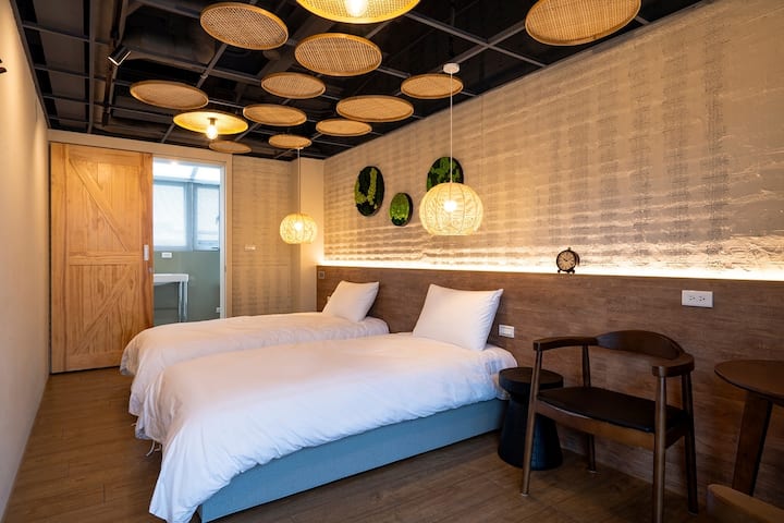 Diseño de dormitorio único con una mezcla sin costuras de lámparas tejidas y elementos de madera para crear un espacio cómodo lleno de calidez y naturaleza.